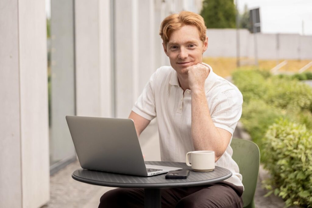 W erze, gdy praca zdalna i mobilność zawodowa stają się normą, wybór odpowiedniego laptopa to kluczowa decyzja dla wielu profesjonalistów