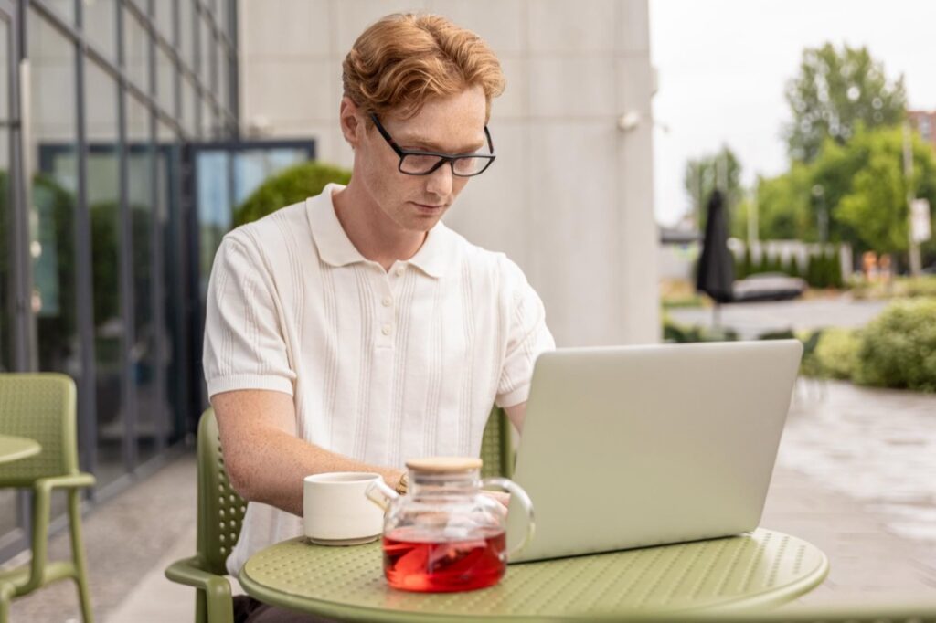 W erze, gdy praca zdalna i mobilność zawodowa stają się normą, wybór odpowiedniego laptopa to kluczowa decyzja dla wielu profesjonalistów