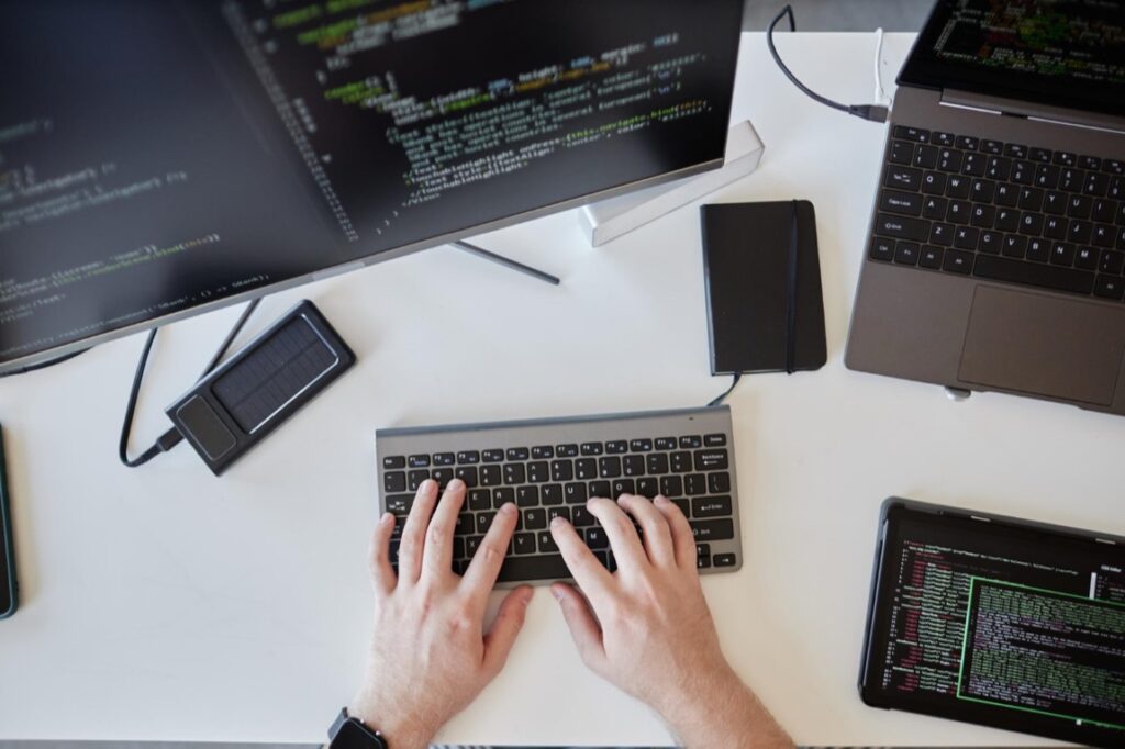 W dzisiejszym, szybko zmieniającym się świecie technologii, firmy IT napotykają na liczne wyzwania związane nie tylko z rozwijaniem innowacji, ale również z zarządzaniem ryzykiem